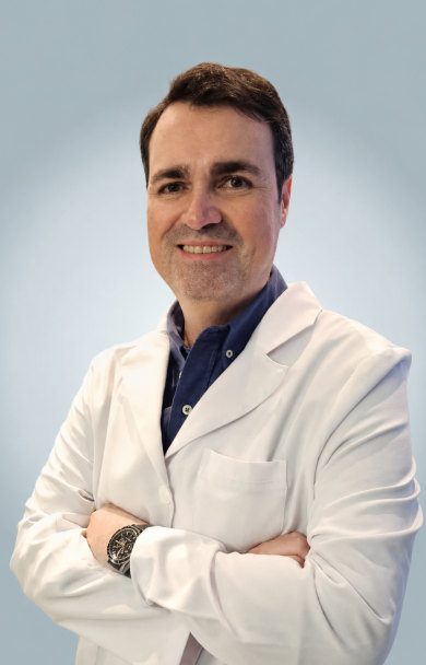 Dr. Leandro Valim dos Reis, de jaleco, sorrindo