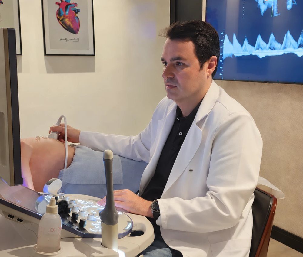 Dr. Leandro Valim dos Reis realizando um ultrassom obstétrico na Clínica Origem